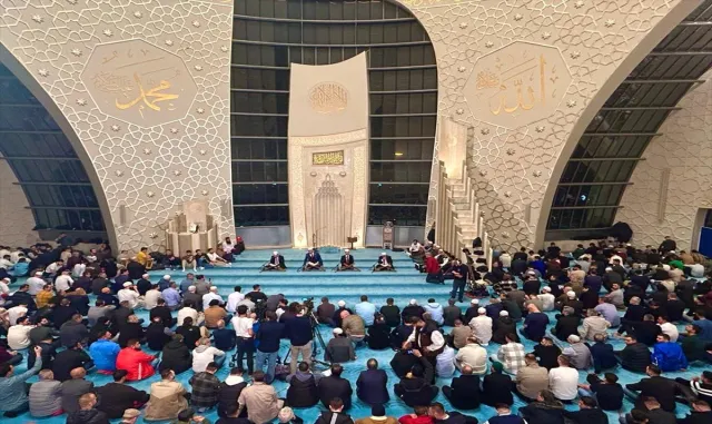 Almanya’da Kadir Gecesi idrak edildi Almanya’da Kadir Gecesi idrak edildi