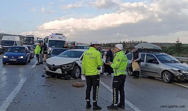 Ankara’da 10 aracın karıştığı zincirleme trafik kazası: 1 ölü, 11 yaralı Ankara’da 10 aracın karıştığı zincirleme trafik kazası: 1 ölü, 11 yaralı