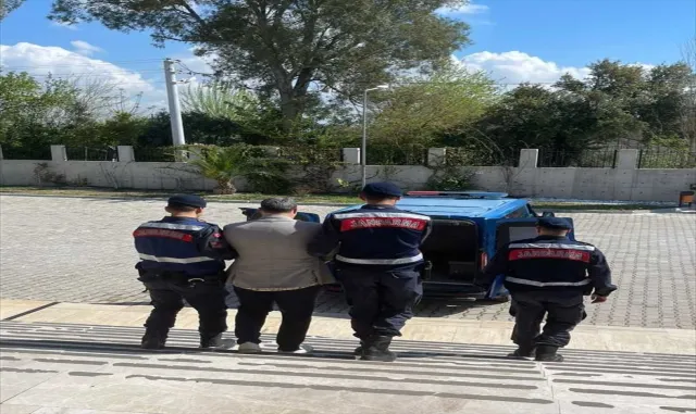 Antalya’da çeşitli suçlardan aranan bir kişi yakalandı Antalya’da çeşitli suçlardan aranan bir kişi yakalandı