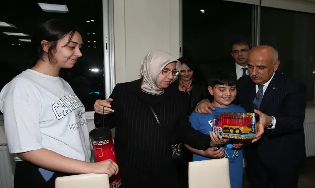 Bakan Kirişci, Aydın’da misafir edilen depremzedelerle iftar yaptı Bakan Kirişci, Aydın’da misafir edilen depremzedelerle iftar yaptı
