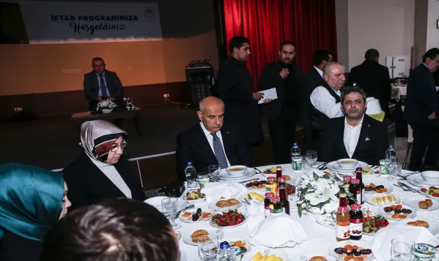 Bakan Kirişci, deprem bölgesinde görevli personelle iftarda bir araya geldi Bakan Kirişci, deprem bölgesinde görevli personelle iftarda bir araya geldi