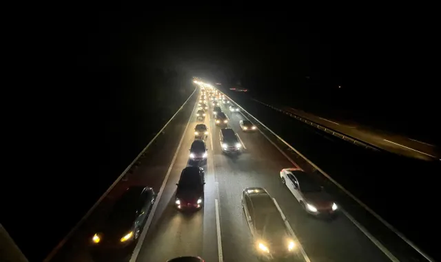 Bayram tatilinden dönenler otoyollarda akıcı yoğunluk oluşturuyor Bayram tatilinden dönenler otoyollarda akıcı yoğunluk oluşturuyor