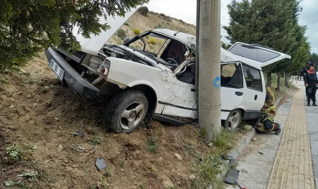 Beypazarı’nda elektrik direğine çarpan otomobildeki baba oğul yaralandı Beypazarı’nda elektrik direğine çarpan otomobildeki baba oğul yaralandı