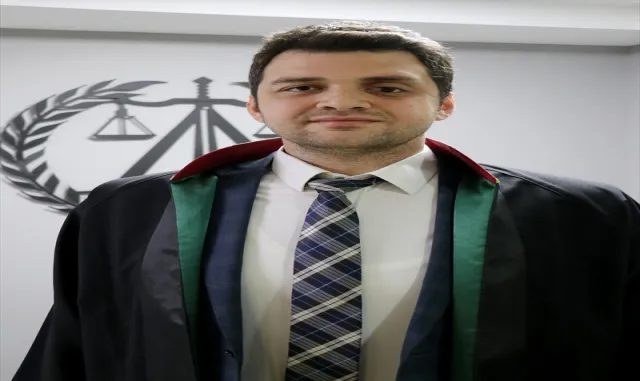 Bıçaklı saldırıda gözünü kaybeden genç avukat yılmadan mesleğini sürdürüyor Bıçaklı saldırıda gözünü kaybeden genç avukat yılmadan mesleğini sürdürüyor