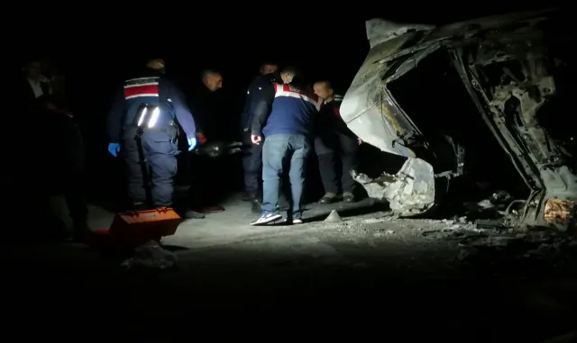 Çorum’da devrilerek alev alan tırda sıkışan 2 kişi öldü Çorum’da devrilerek alev alan tırda sıkışan 2 kişi öldü