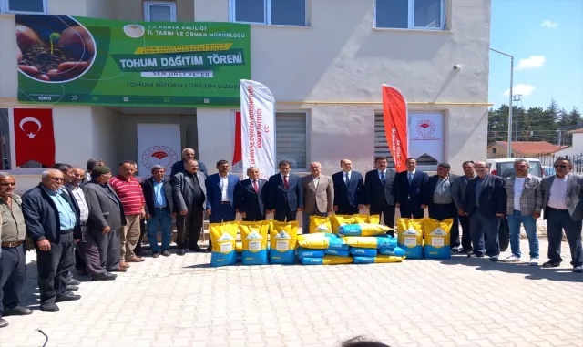 Çumra’da çiftçiye yağlık ayçiçeği tohumu dağıtıldı Çumra’da çiftçiye yağlık ayçiçeği tohumu dağıtıldı
