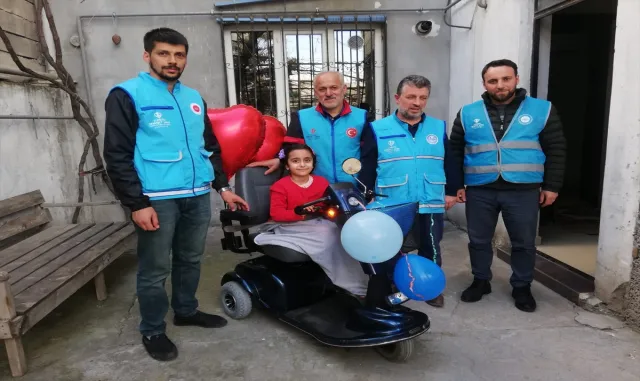 Depremde bacağını kaybeden çocuğa akülü araç hediye edildi Depremde bacağını kaybeden çocuğa akülü araç hediye edildi