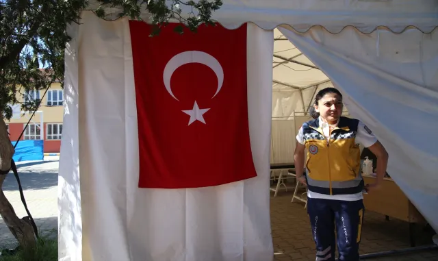 Depremin etkilediği Hatay’a gelen sağlık görevlisi afetzedelere fedakarca desteğini sürdürüyor Depremin etkilediği Hatay’a gelen sağlık görevlisi afetzedelere fedakarca desteğini sürdürüyor