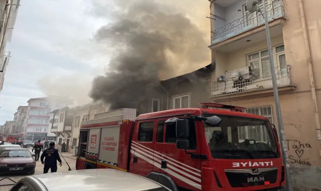 Elazığ’da evin çatısında çıkan ve 2 binaya daha sıçrayan yangın söndürüldü Elazığ’da evin çatısında çıkan ve 2 binaya daha sıçrayan yangın söndürüldü