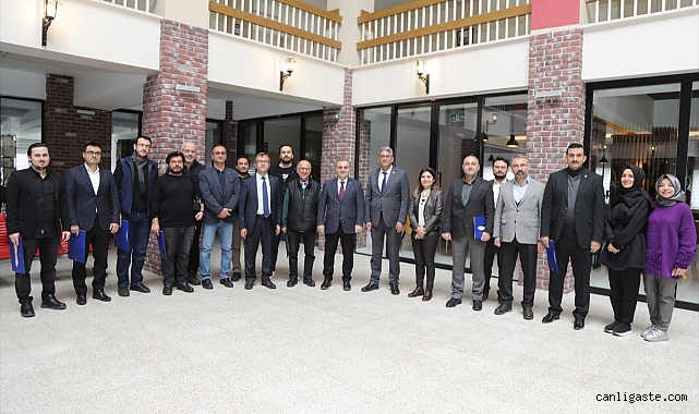 ERÜ Rektörü Altun, hasar tespit çalışmalarına katılan öğretim üyeleriyle buluştu ERÜ Rektörü Altun, hasar tespit çalışmalarına katılan öğretim üyeleriyle buluştu
