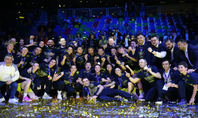 FIBA Kadınlar Avrupa Ligi şampiyonu Fenerbahçe, kupasını aldı FIBA Kadınlar Avrupa Ligi şampiyonu Fenerbahçe, kupasını aldı
