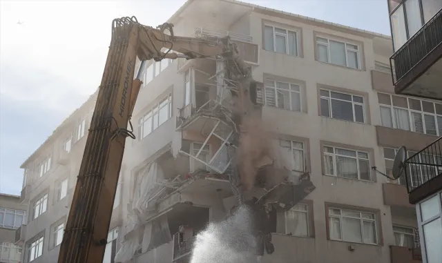 GÜNCELLEME 2 - Bahçelievler’de kolonlarında çatlak tespit edilen 46 yıllık binanın yıkımına başlandı GÜNCELLEME 2 - Bahçelievler’de kolonlarında çatlak tespit edilen 46 yıllık binanın yıkımına başlandı