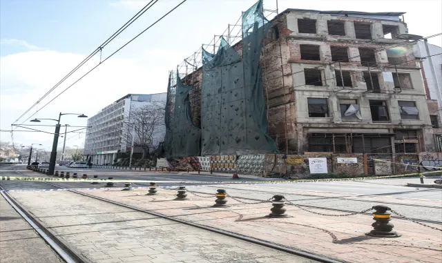 GÜNCELLEME 2 - Beyoğlu’nda yıkılma riski bulunan tarihi metruk binada kısmi çökmeler yaşanıyor GÜNCELLEME 2 - Beyoğlu’nda yıkılma riski bulunan tarihi metruk binada kısmi çökmeler yaşanıyor