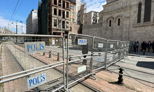 GÜNCELLEME 3 - Beyoğlu’nda yıkılma riski bulunan tarihi metruk bina çöktü GÜNCELLEME 3 - Beyoğlu’nda yıkılma riski bulunan tarihi metruk bina çöktü
