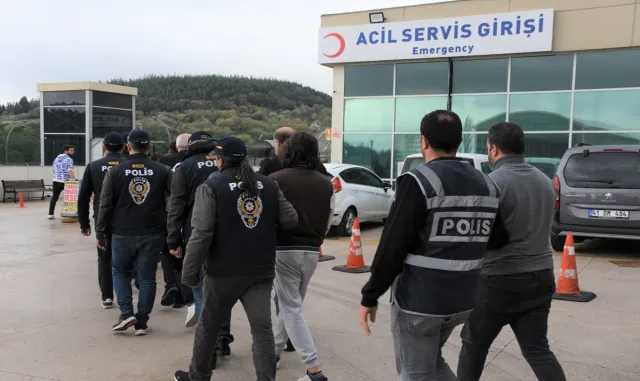 GÜNCELLEME - Balıkesir merkezli yüksek kazançlı yatırım vaadiyle dolandırıcılık operasyonunda 8 tutuklama GÜNCELLEME - Balıkesir merkezli yüksek kazançlı yatırım vaadiyle dolandırıcılık operasyonunda 8 tutuklama