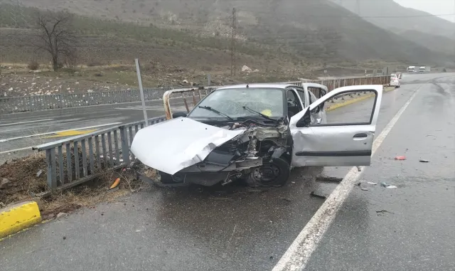 GÜNCELLEME – Erzincan’da bariyerlere çarpan otomobilde 1 kişi öldü, 3 kişi yaralandı GÜNCELLEME – Erzincan’da bariyerlere çarpan otomobilde 1 kişi öldü, 3 kişi yaralandı