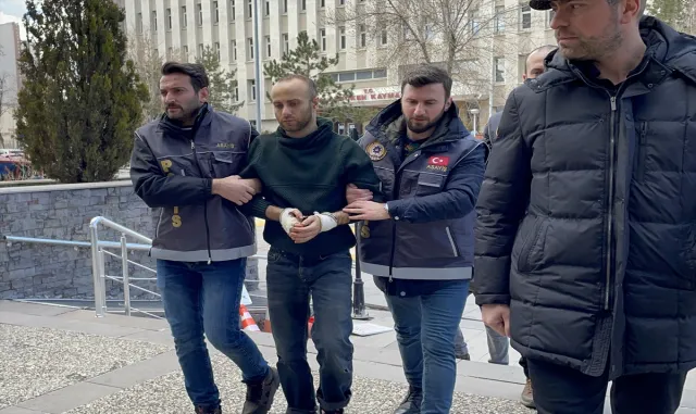 GÜNCELLEME - Erzurum’da annesini öldürüp babasını yaralayan zanlı tutuklandı GÜNCELLEME - Erzurum’da annesini öldürüp babasını yaralayan zanlı tutuklandı