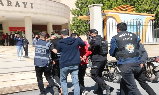 GÜNCELLEME - Şanlıurfa’da kavgaya karıştıkları iddiasıyla gözaltına alınan 12 kişiden 8’i tutuklandı GÜNCELLEME - Şanlıurfa’da kavgaya karıştıkları iddiasıyla gözaltına alınan 12 kişiden 8’i tutuklandı