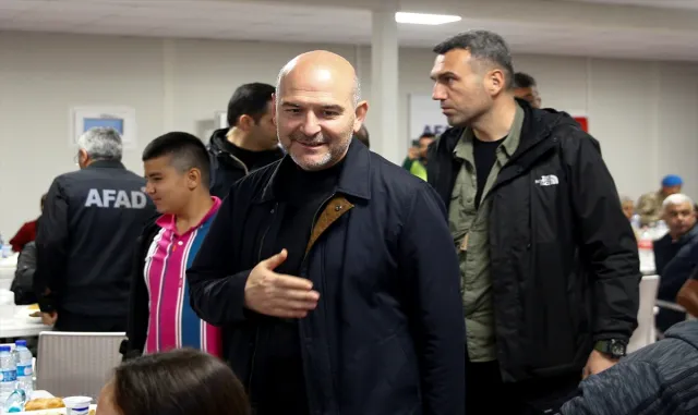 İçişleri Bakanı Soylu, İskenderun’da depremzedelerle iftarda buluştu: İçişleri Bakanı Soylu, İskenderun’da depremzedelerle iftarda buluştu:
