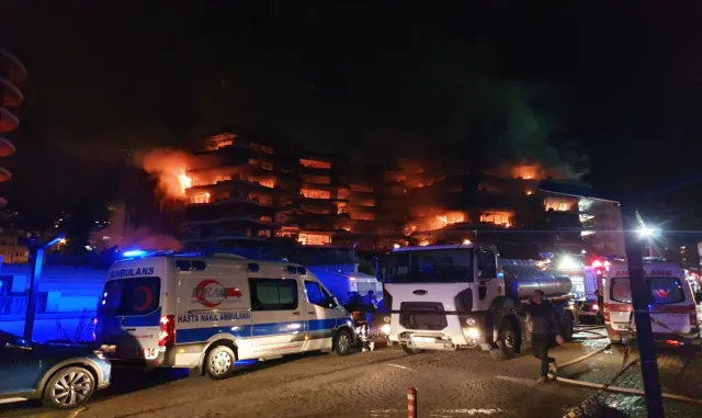 İzmir’de sitede çıkan yangına müdahale sürüyor İzmir’de sitede çıkan yangına müdahale sürüyor