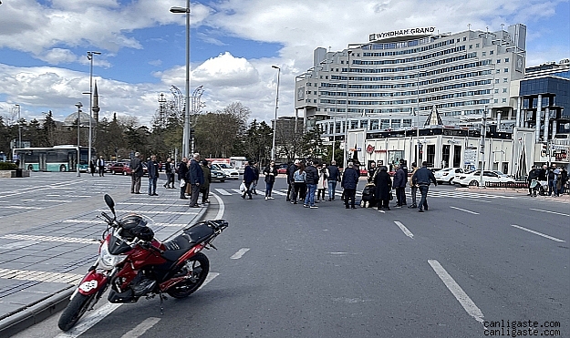 Kayseri Cumhuriyet Meydanı’nda motosikletin çarptığı yaya yaralandı Kayseri Cumhuriyet Meydanı’nda motosikletin çarptığı yaya yaralandı