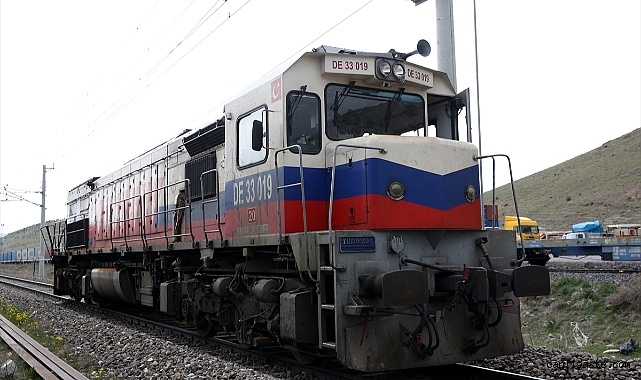 Kayseri’de lokomotif TIR’a çarptı! Sürücü yaralandı Kayseri’de lokomotif TIR’a çarptı! Sürücü yaralandı