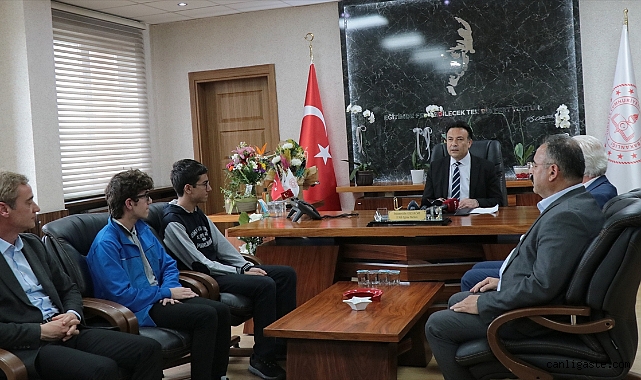 Kayseri’de MSÜ sınavından tam puan alan öğrenciye tebrik Kayseri’de MSÜ sınavından tam puan alan öğrenciye tebrik