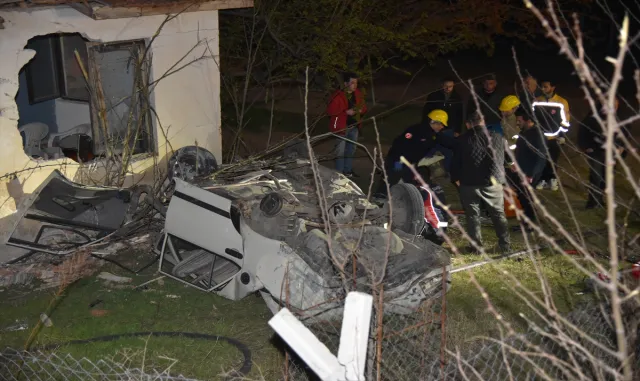 Kırıkkale’de yol kenarındaki eve çarpan otomobilin sürücüsü öldü Kırıkkale’de yol kenarındaki eve çarpan otomobilin sürücüsü öldü