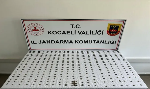 Kocaeli’de 498 sikkenin ele geçirildiği operasyonda 2 zanlı yakalandı Kocaeli’de 498 sikkenin ele geçirildiği operasyonda 2 zanlı yakalandı