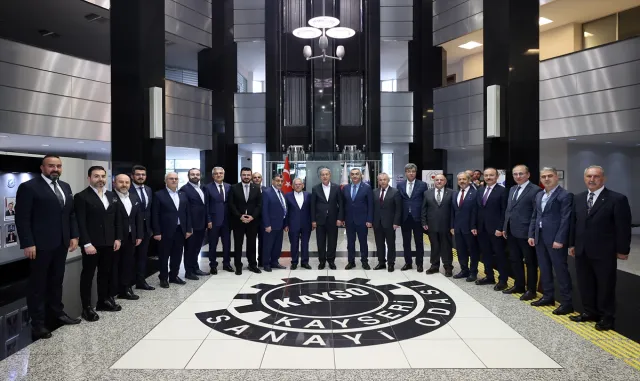 Milli Savunma Bakanı Akar, Mehmetçiğin teröristlerin Zap’taki mağarasına girdiğini açıkladı Milli Savunma Bakanı Akar, Mehmetçiğin teröristlerin Zap’taki mağarasına girdiğini açıkladı