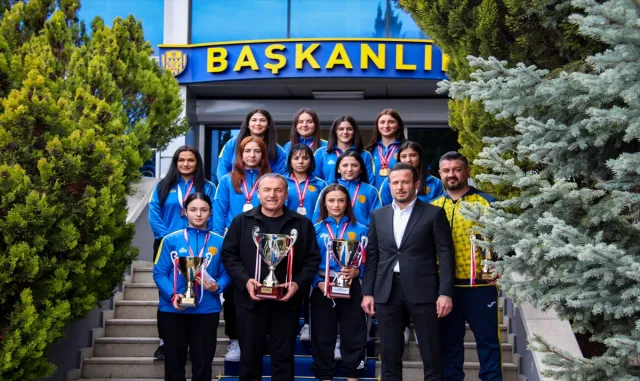 MKE Ankaragücü Kulübü Başkanı Faruk Koca, kadın güreşçileri kabul etti MKE Ankaragücü Kulübü Başkanı Faruk Koca, kadın güreşçileri kabul etti