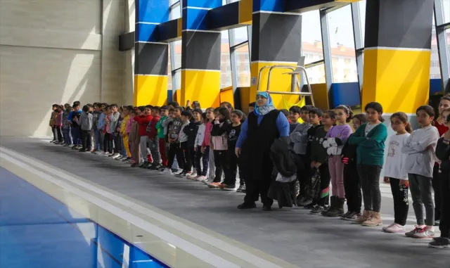 Niğde’de depremzede çocuklara yüzme kursu veriliyor Niğde’de depremzede çocuklara yüzme kursu veriliyor
