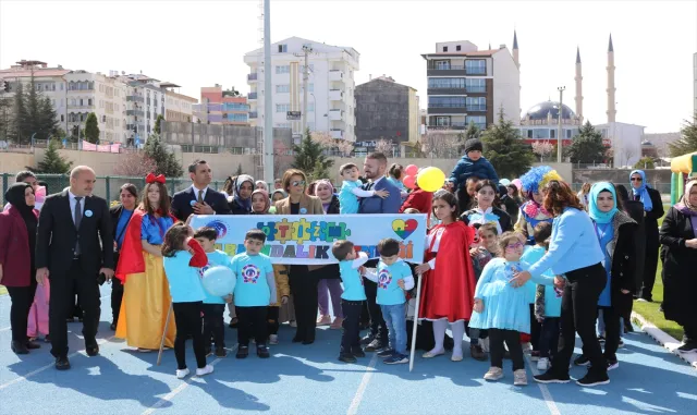 Otizmli çocuklar düzenlenen şenlikte aileleriyle birlikte eğlendi Otizmli çocuklar düzenlenen şenlikte aileleriyle birlikte eğlendi