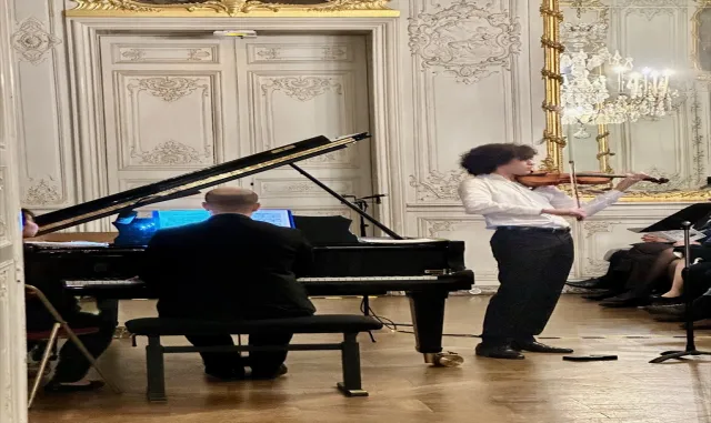 Paris’te Türk keman virtüözü Elçi-Özsoy depremzede çocuklar için sahneye çıktı Paris’te Türk keman virtüözü Elçi-Özsoy depremzede çocuklar için sahneye çıktı