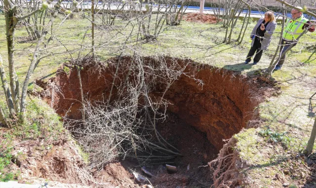 Sakarya’da oluşan obrukta teknik inceleme yapıldı Sakarya’da oluşan obrukta teknik inceleme yapıldı