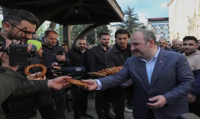 Sanayi ve Teknoloji Bakanı Varank, Bursa’da vatandaşlarla bayramlaştı: Sanayi ve Teknoloji Bakanı Varank, Bursa’da vatandaşlarla bayramlaştı: