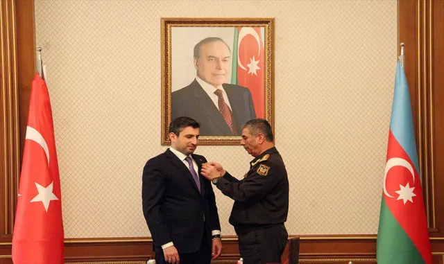 Selçuk Bayraktar’a Azerbaycan’da madalya verildi Selçuk Bayraktar’a Azerbaycan’da madalya verildi