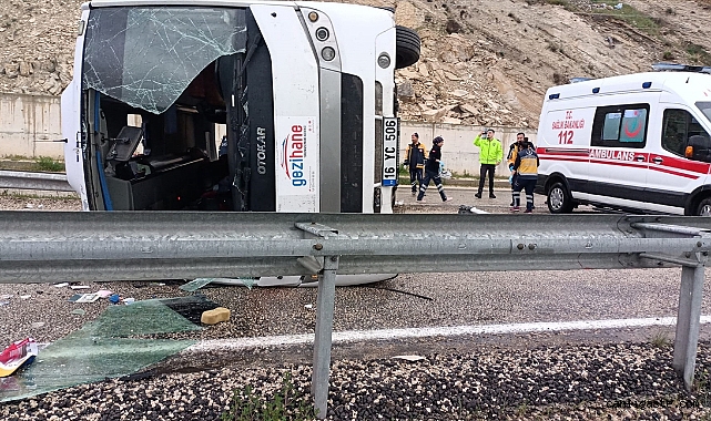 Sivas’ta midibüs devrildi: 10 yaralı Sivas’ta midibüs devrildi: 10 yaralı