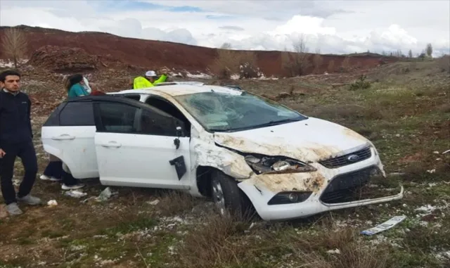 Sivas’ta şarampole devrilen otomobildeki 4 kişi yaralandı Sivas’ta şarampole devrilen otomobildeki 4 kişi yaralandı