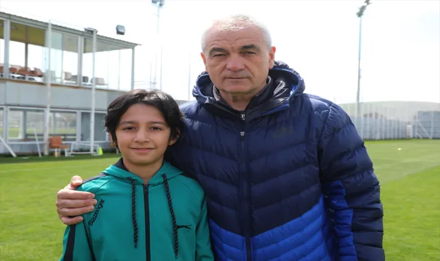 Sivasspor Teknik Direktörü Çalımbay, görevini temsili olarak depremzede öğrenciye devretti Sivasspor Teknik Direktörü Çalımbay, görevini temsili olarak depremzede öğrenciye devretti