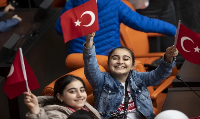 TBMM Başkanı Şentop koltuğunu 5. sınıf öğrencisi Medine Karakışla’ya devretti TBMM Başkanı Şentop koltuğunu 5. sınıf öğrencisi Medine Karakışla’ya devretti