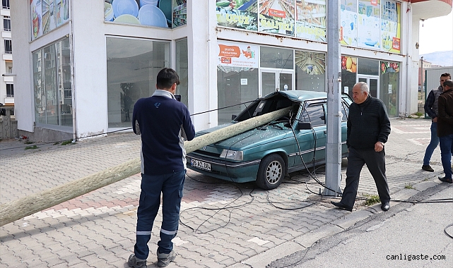 Tır dorsesi direğe, direk otomobile çarptı! Tır dorsesi direğe, direk otomobile çarptı!