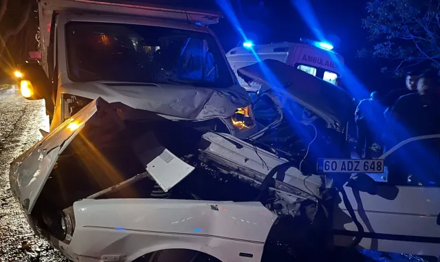 Tokat’ta kamyonet ile otomobilin çarpışması sonucu 2 kişi yaralandı Tokat’ta kamyonet ile otomobilin çarpışması sonucu 2 kişi yaralandı