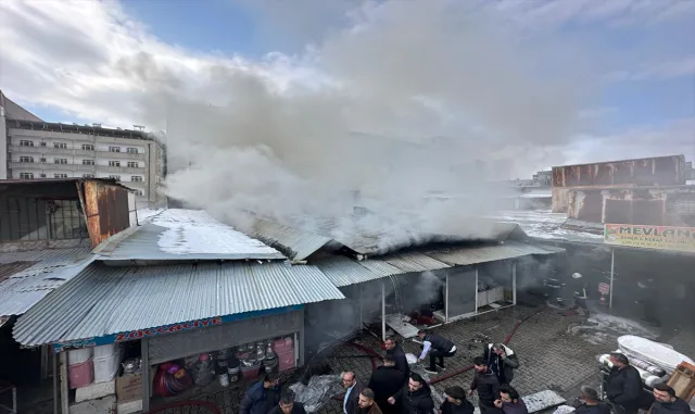 Van’da çok sayıda iş yerinin bulunduğu halk pazarında çıkan yangına müdahale ediliyor Van’da çok sayıda iş yerinin bulunduğu halk pazarında çıkan yangına müdahale ediliyor