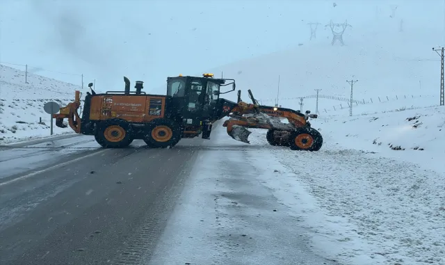 Van’da kar yağışı etkili oldu Van’da kar yağışı etkili oldu