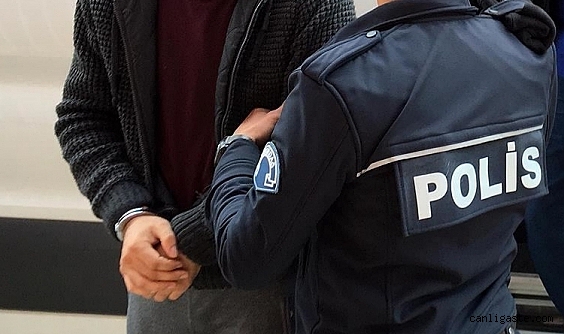 Yol verme tartışmasından sonra takip ettiği sürücüye saldıran kişi tutuklandı Yol verme tartışmasından sonra takip ettiği sürücüye saldıran kişi tutuklandı