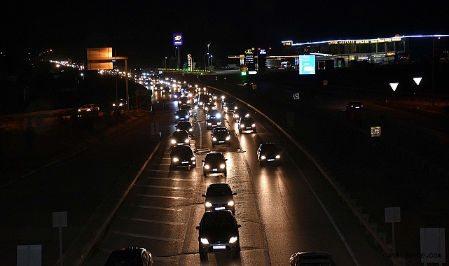 Yola çıkacaklar dikkat! 43 ilin bağlantı noktası Kırıkkale’de trafik yoğun Yola çıkacaklar dikkat! 43 ilin bağlantı noktası Kırıkkale’de trafik yoğun