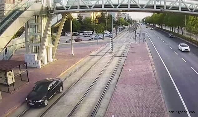 Alkollü sürücü tramvay yoluna girdi! Ehliyetine el konuldu Alkollü sürücü tramvay yoluna girdi! Ehliyetine el konuldu