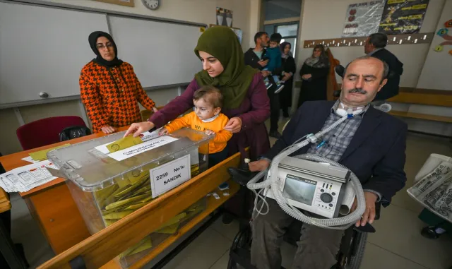 ALS hastası mühendis, solunum cihazıyla oy kullanmaya geldi ALS hastası mühendis, solunum cihazıyla oy kullanmaya geldi