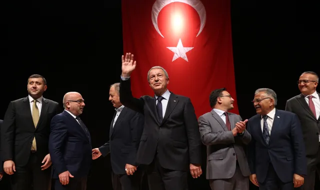 Bakan Akar: "Dün gece Suriye’nin kuzeyinde 19 terörist etkisiz hale getirildi" Bakan Akar: "Dün gece Suriye’nin kuzeyinde 19 terörist etkisiz hale getirildi"